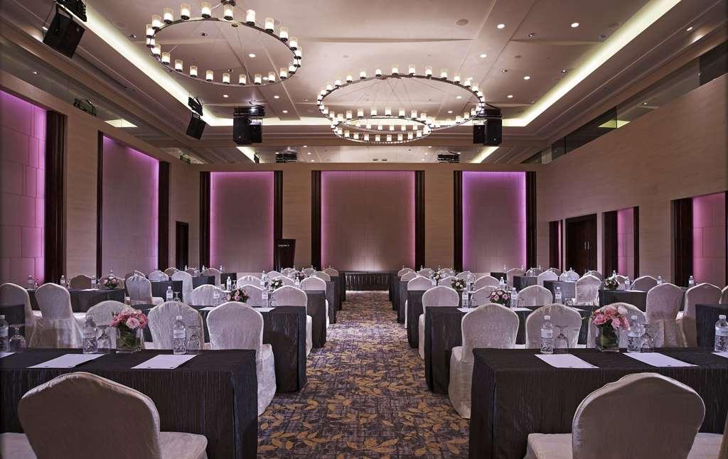 新加坡卡尔登酒店【Sg清洁认证】 设施 照片 The photo shows an elegantly arranged conference or banquet room. It features rows of tables covered in black tablecloths, with light-colored chairs around them. Flowers and water bottles are placed on each table. The room is well-lit, with modern ci