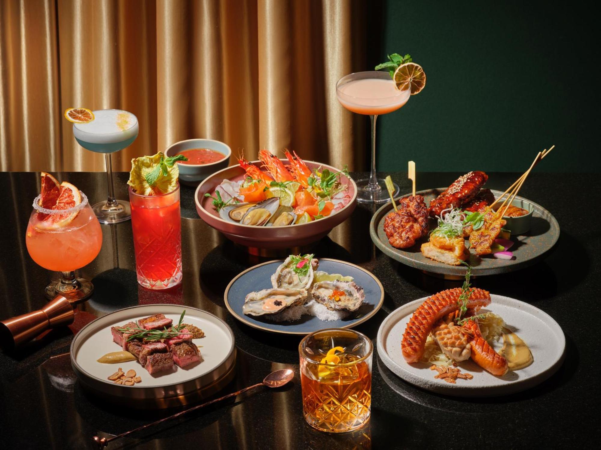 新加坡卡尔登酒店【Sg清洁认证】 外观 照片 The photo showcases an enticing spread of various dishes and drinks arranged elegantly on a table. 

1. **Food Items**:
   - There are several plates featuring a variety of gourmet dishes, including seafood like lobsters and oysters, alongside meat o